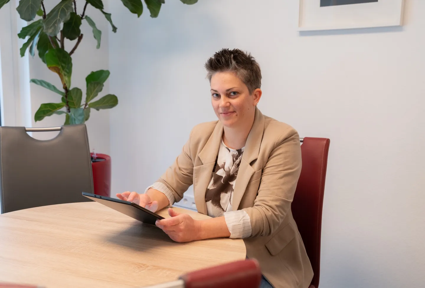 Mitarbeiterin der Steuerkanzlei bei der digitalen Beratung mit einem Tablet