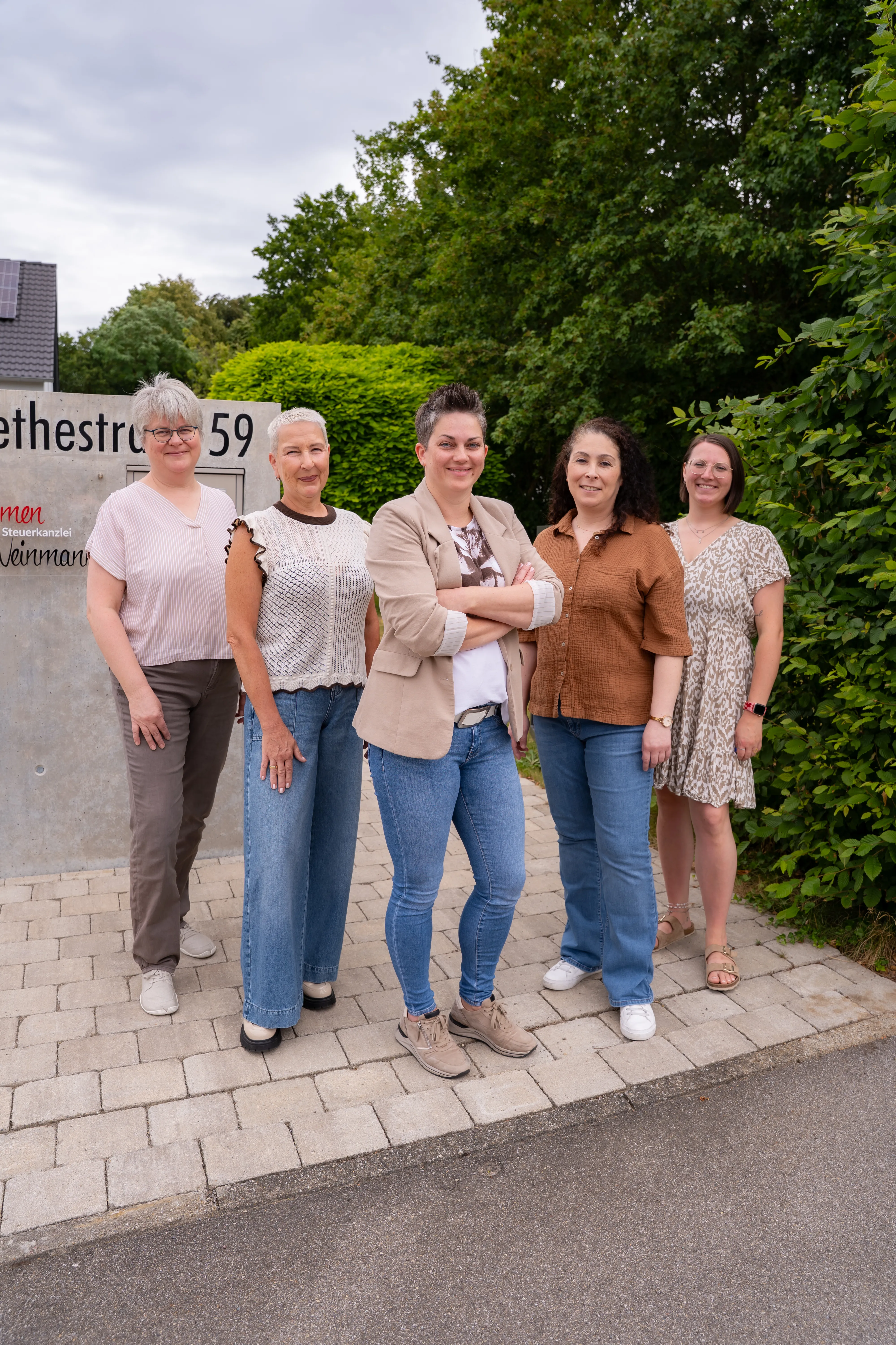 Das fünfköpfige Team der Steuerkanzlei Carmen Weinmann vor dem Kanzleigebäude
